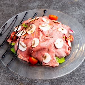 검은 털 일본소 로스트 비프 샐러드