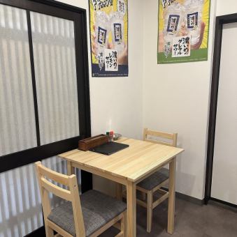 【2名様×1】1名様からご利用可能なテーブル席はカップルや親しい友人との小人数でのお食事に最適です!椅子のお席は座敷が苦手な方にもお使いいただけます。