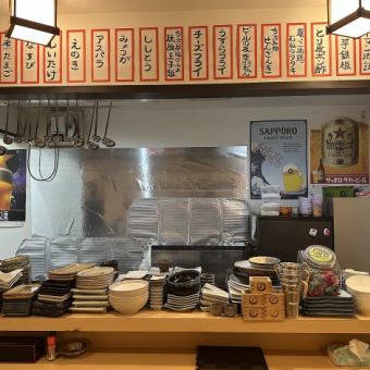 【1名様×6】ズラリとお品書きが並び、思わず食欲を掻き立てられるカウンター席。お一人様も大歓迎♪調理風景を眺めながらの臨場感と店主との気さくな会話も楽しめます◎