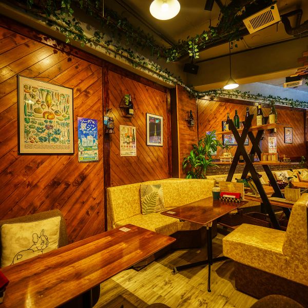 洋風のお洒落な店内に、ゆったり落ち着くソファー席。キッズスペースも完備で、ママさんにも安心してお楽しみいただけます♪飲み放題プランや夜カフェメニューなど、大満足のメニューも豊富に取り揃えております！女子会や各種宴会、模合にも最適です◎