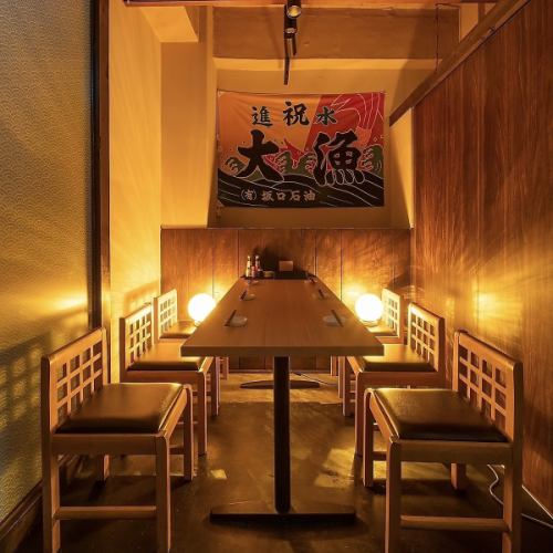 <p>【雰囲気重視！個室席もご用意◆】2名様～は勿論，4名～/6名～/8名様～/10名様以上もシーンに応じて柔軟にご対応致します！特別な空間で絶品海鮮が味わえる自慢のお席が多数◆デートや合コン，お仕事終わりに会社でのご宴会など幅広い用途でお使いいただけます◎</p>