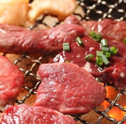 A5黒毛和牛BMS10以上の希少部位を厳選。名物「和牛切り落とし(得盛り)」は圧倒的なコスパで必食！