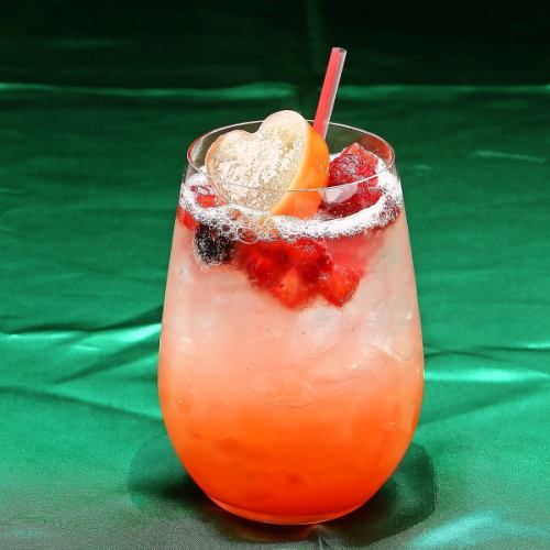 我们提供多种饮品,包括葡萄酒和鸡尾酒。