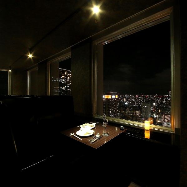 【창가 소파석】 야경을 일망할 수 있는 창가의 좌석은 예약 필수!생일·기념일 등 소중한 사람과 보내는 특별한 시간에, 꼭 야경을 일망할 수 있는 좌석에서 식사를 즐겨 주세요☆※창 측석은 한 분 별도 차지료(500엔)를 받습니다.