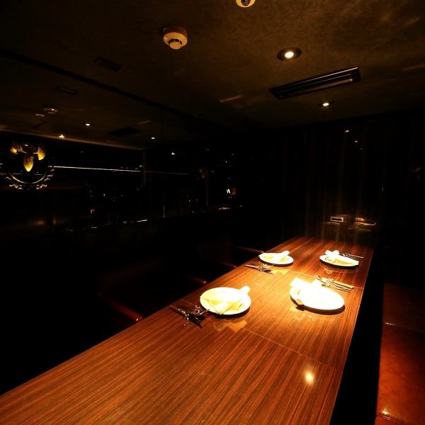 【개인실】 여자 회, 미팅, 접대에도 ◎ 주위를 신경쓰지 않고 천천히 식사를 즐길 수 있습니다.또, 매직 미러를 사용하고 있으므로, 개인실에서도 야경을 보실 수 있습니다♪(※개인실은 창가에서 3열째의 자리가 됩니다.)