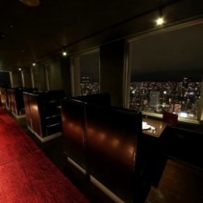 【창가 소파석】창가에서, 두 사람 나란히 앉을 수 있는 소파석 ※창가 차지 한 분 500엔