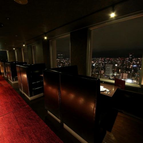 【창가 소파석】창가에서, 두 사람 나란히 앉을 수 있는 소파석 ※창가 차지 한 분 500엔