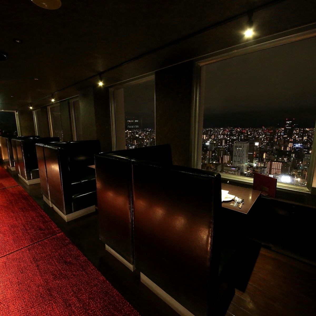 데이트에 최적! 영화의 스크린에 비치는 32층의 야경에 감동!