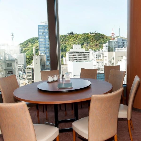 세토우치의 온화한 바람이 불고, 어딘가 온화한 시간이 흐르는 마쓰야마의 거리.그런 거리와 자연을 임할 수 있는 넓고 개방적인 분위기의 점내가 가게의 매력 중 하나입니다.점심 시간에는 점심의 풍부한 전망을, 저녁 시간에는 로맨틱 한 야경을 즐기면서 보내실 수 있습니다.전망의 장점과 함께 본격 중화의 맛을 즐기세요.