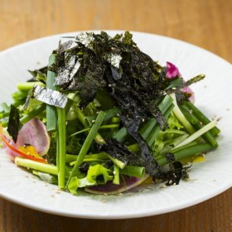 Choreogi salad with Ajiichi green onions and Momotaro seaweed
