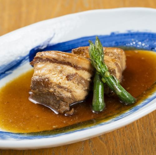 Braised pork cubes cooked with Oita barley shochu "Nikaido"