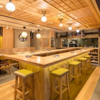 落ち着いた雰囲気のカウンター席です。友人との飲み、デート、サクッと1人飲みなど様々なシーンにご利用いただけます。