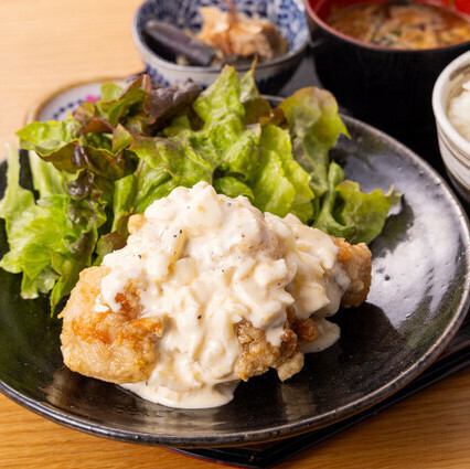 午餐也很棒！ 【櫻姬雞】南蠻雞套餐是使用當地品牌雞烹調的豐盛午餐（含小菜、鹹菜、味噌湯）