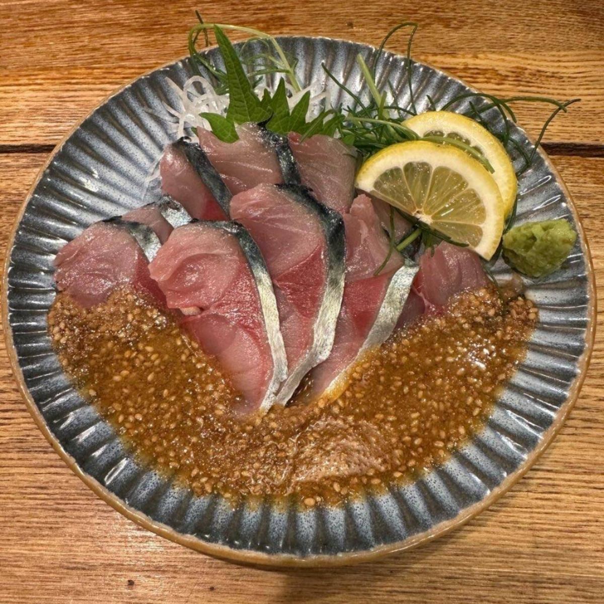 旬の新鮮素材を仕入れてお刺身などでご提供。