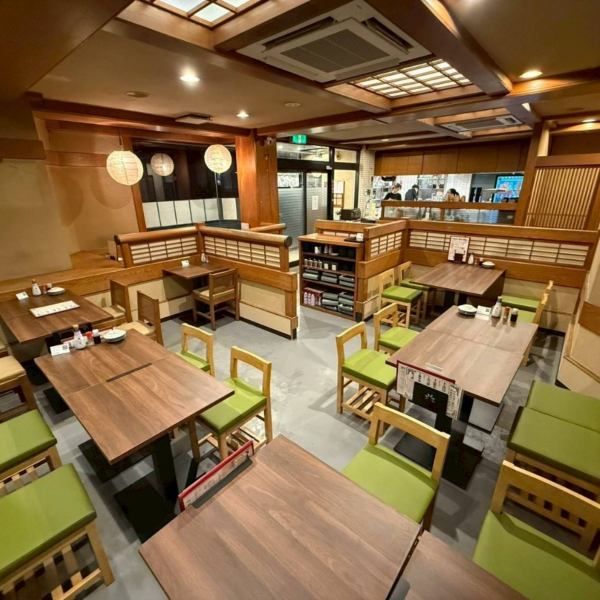 完全個室となるお席は、周囲を気にせず過ごせるプライベート感あふれる空間が魅力です。6～7名様まで利用できるため、接待・記念日・親しい仲間との会食など、特別な時間をゆっくり楽しみたい方にもぴったり。落ち着いた雰囲気の中で、会話を大切にできる上質なひとときをお過ごしいただけます。