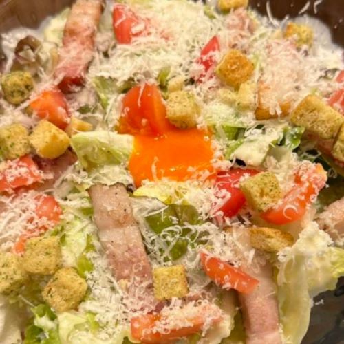 香薫ベーコンとチーズのシーザーサラダ