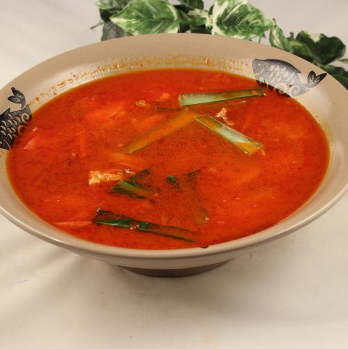 トマト入り牛バラ煮込みスープ/フカヒレ入りキノコスープ