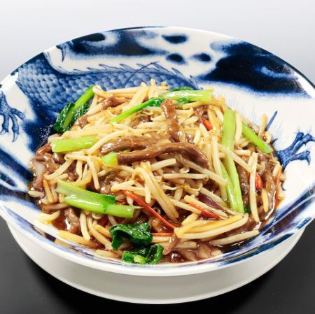 Fried noodles with shredded beef and bean sprouts