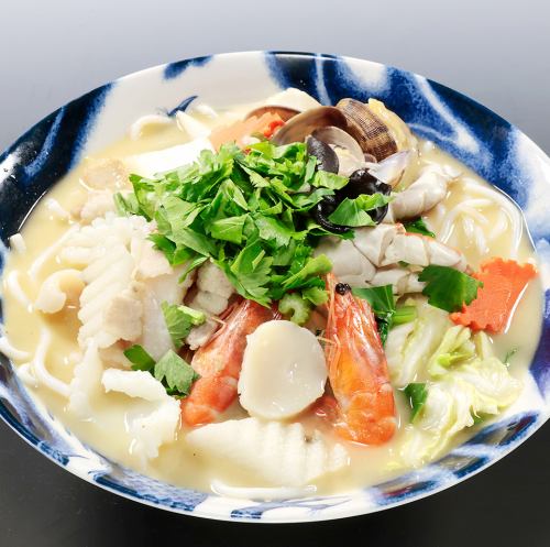 Seafood-filled rice noodles