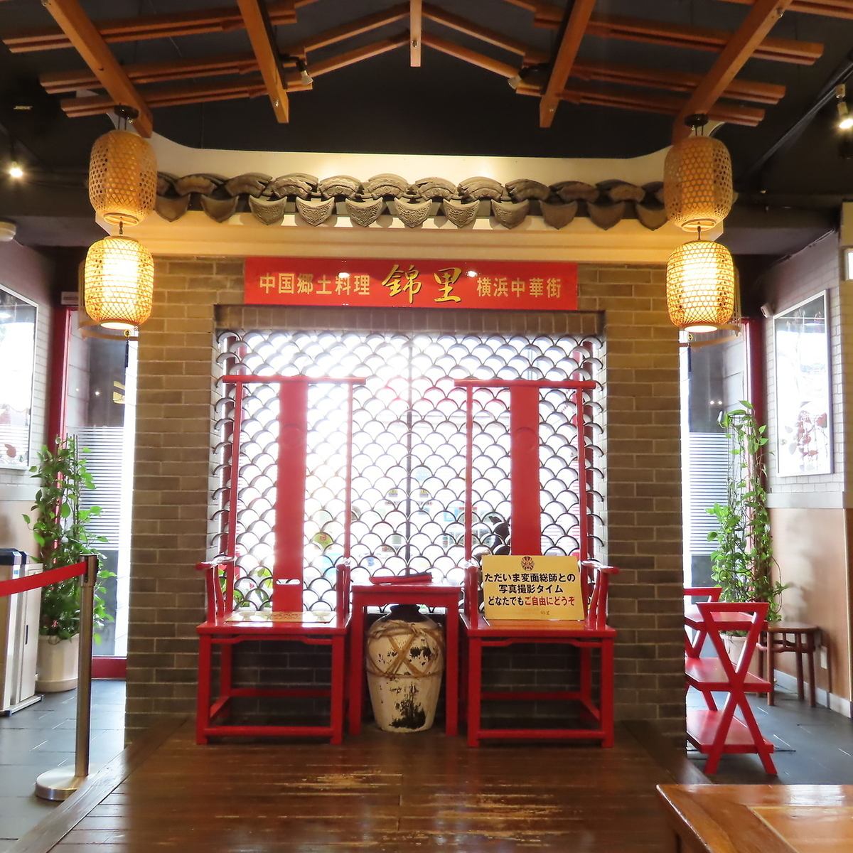 Enjoy our signature dishes and traditional performing arts shows in an extraordinary setting in Chinatown.