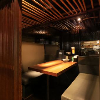 少人数でのお食事やご会話にぴったりな、2名様向けの半個室をご用意しております。周囲を気にせず、ゆったりとしたひとときをお楽しみいただけます。