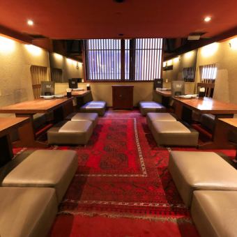 18～26名様まで対応可能な団体用の半個室は、会社のご宴会やご親族でのお集まりに最適です。周囲と程よく仕切られた空間で、落ち着いてお過ごしいただけます。