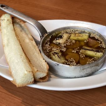 ごまやオリジナルアヒージョ！合鴨燻製とねぎのゴマージョ　スティックパン2本付