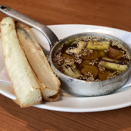 ごまやオリジナルアヒージョ！合鴨燻製とねぎのゴマージョ　スティックパン2本付