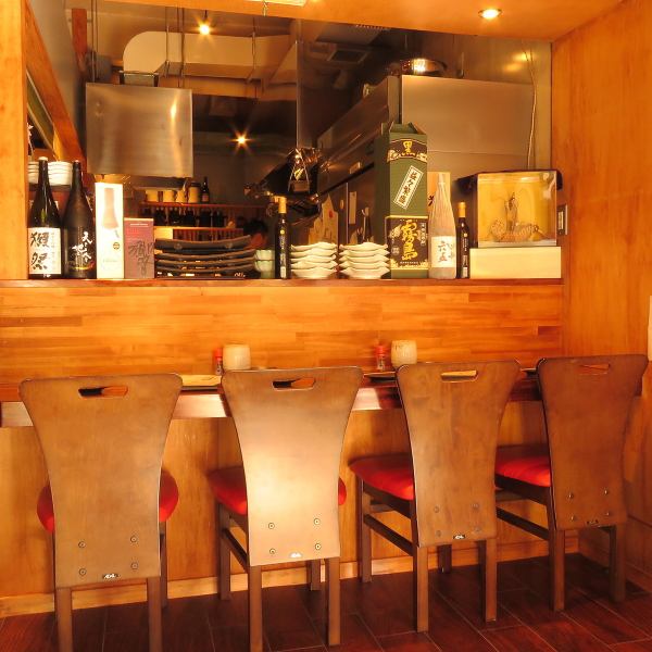 [Even a single person can drink casually ♪] The counter seat where you can see the kitchen is a place where you can enjoy a conversation with the staff and relax alone.You can feel free to use it alone, so please come and visit us once.All staff are waiting for you.