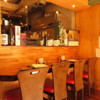 The counter seats overlooking the kitchen are a relaxing space where you can enjoy a conversation with the staff or have a relaxing drink alone.It is a seat that can be used quietly by one person, so please feel free to come ♪
