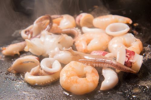 [Served on a hot plate right in front of you!] A variety of teppanyaki dishes that go perfectly with beer