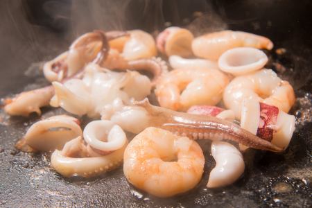 目の前の鉄板で焼き上げた海鮮はビールが進みます・・・