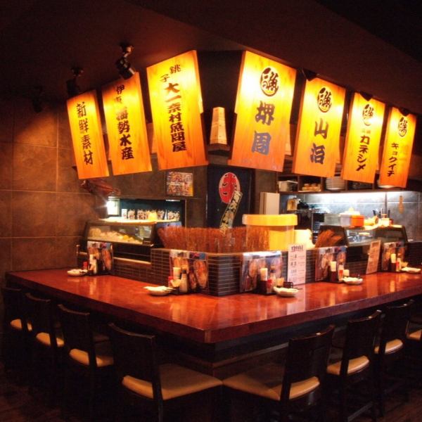 個室、掘りごたつ、座敷…いろいろなタイプのお席が揃っているので様々なシーンにご利用いただけます！どのお席も居心地のいいお席となっており、おひとりさまも大歓迎です☆会社帰りのサクのみにも最適！美味しいお料理とお酒で一日の疲れを癒してください。調理風景を眺めながら食事できるカウンター席もオススメです◎