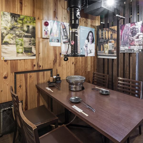 【心斋桥/难波/交通便利◎】距离四桥站步行仅需7分钟的烤肉店!下班后欢迎随时光临!我们既有可容纳4位成人的舒适餐桌,也有可容纳1人的吧台座位,适合各种场合。它非常适合各种宴会,例如年终派对、告别派对、生日和周年纪念日。