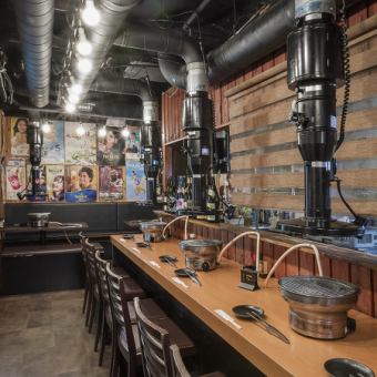 【吧台座位,可容納2人 x 3】在廚房前的吧台享用新鮮肉類。接受2人以上團體預訂,也歡迎單人客人。如有任何疑問,請隨時與我們聯繫!歡迎您下班回家途中順道光臨。