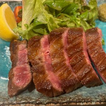 두꺼운 송아지 탄 스테이크