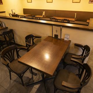 There are four tables for four people on the other side, but they are separated by a waist-high wall.*Reservations are possible for 3 to 4 people.