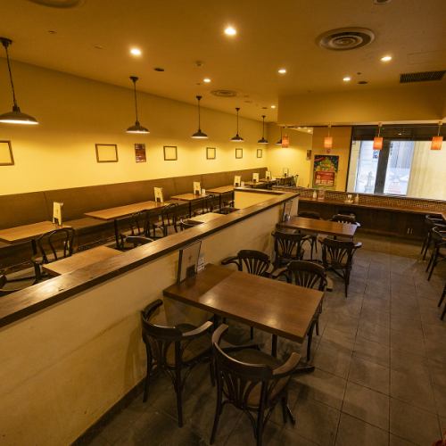 There are four tables for four people on the other side, but they are separated by a waist-high wall.*Reservations are possible for 3 to 4 people.