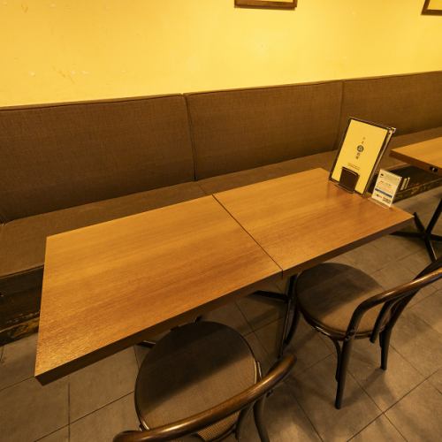 Table for 2 people [sofa seat on one side] *The photo shows a table for 4 people made by joining two tables together.*Reservations can be made for 1-2 people or 5-24 people.