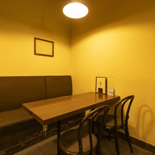 Table for 2 people [sofa seat on one side] *The photo shows a table for 4 people made by joining two tables together.*Reservations can be made for 1-2 people or 5-24 people.