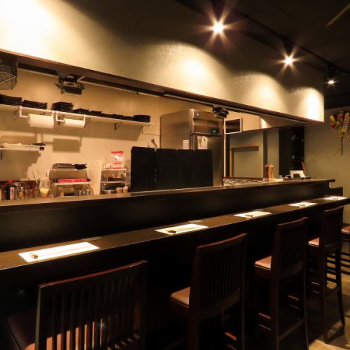 <p>We also have counter seats where you can watch the food being cooked right in front of you.Please feel free to stop by even if you are alone.</p>