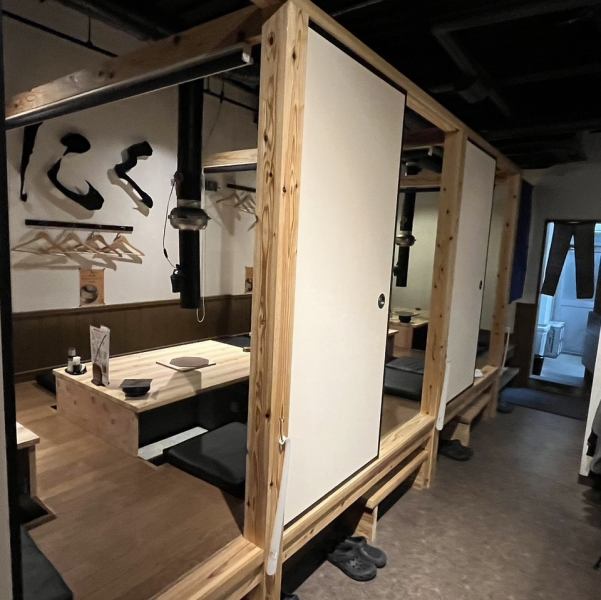 掘り炬燵のお席も。お子様連れのご家族はもちろんのこと、足をゆったりと延ばしてお食事をしたいお客様にぴったりな環境を整えて、ご来店を心よりお待ちしております。