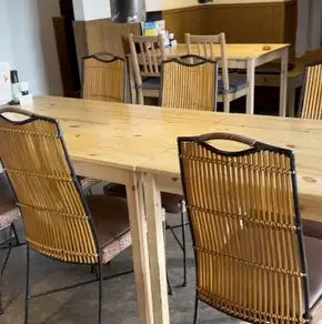 넓은 테이블 좌석도 있습니다.
