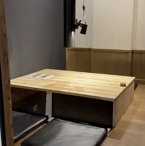 다리를 펴고 천천히 식사를 즐기십시오.