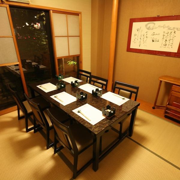 由于这是一间私人房间，因此您无需担心周围的环境就可以享用美食。在重要的日子和晚餐最适合的日本空间中，以创意日本料理为荣吗？由于它是椅子座位，您可以用双腿轻松地用餐。