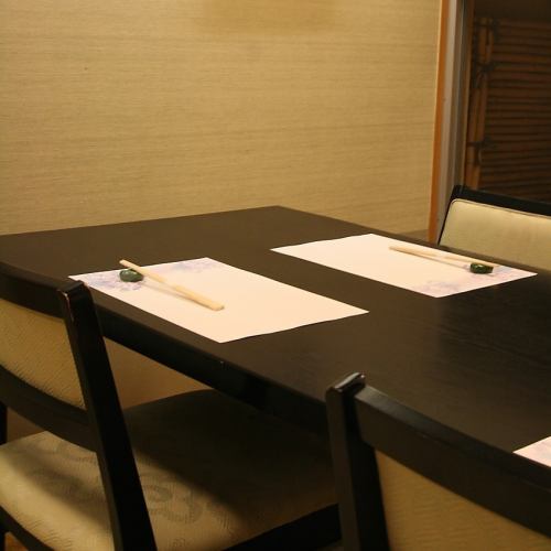 Table seats for 4 people are also available.Please use it for meals with your friends.※The photograph is an image.