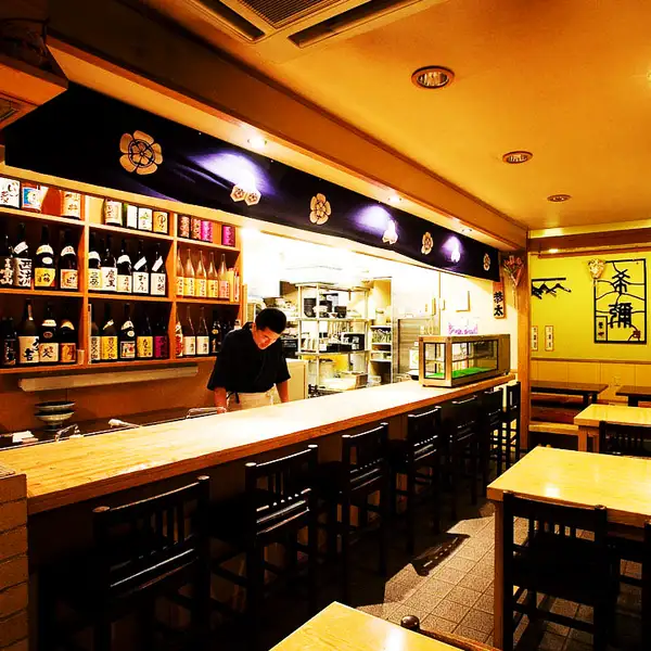 我们提供吧台座位,非常适合独自用餐的客人。我们供应多种九州特色菜,包括博多著名的芝麻鲭鱼和内脏火锅。非常适合下班后快速小酌一杯,或者在观光或出差途中用餐。请您悠闲地品尝博多的美食。
