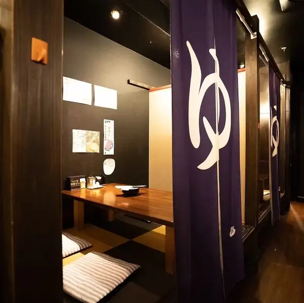 【ゆったり寛げる個室完備】周りを気にせずにお食事や会話を楽しめる個室・半個室空間をご用意！女子会や合コン、大切な友人とのサシ飲みや宴会など、プライベートな時間を過ごしたいシーンに最適です。落ち着いた空間の中で、名物の蛇口飲み放題と美味しい料理を心ゆくまでお楽しみください。