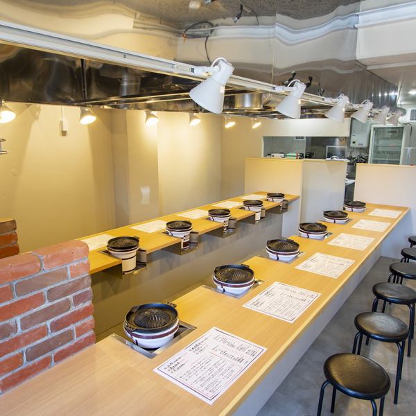 店内に入るときれいなキッチンとカウンター席。目の前に炭火があるカウンターでお食事をごゆっくりとお楽しみください。
