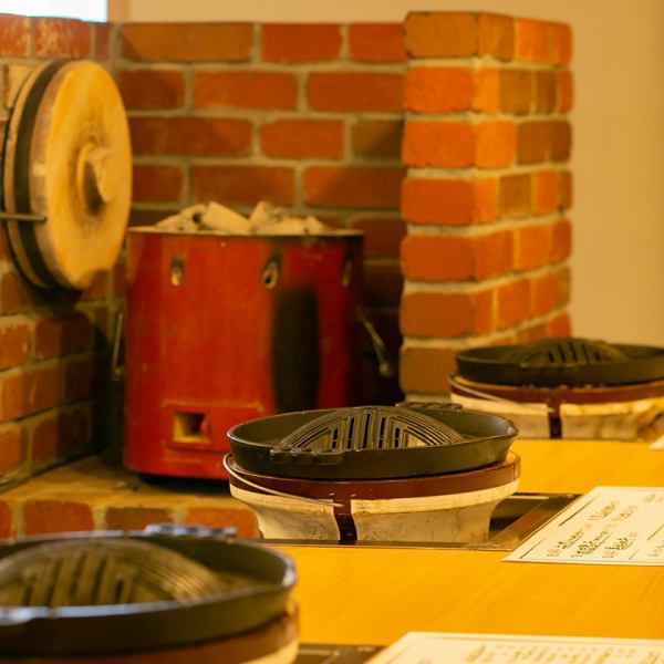 カウンター席のみでアットホームな雰囲気の店内はお一人様や観光客や出張の方もお気軽にご利用いただけます。